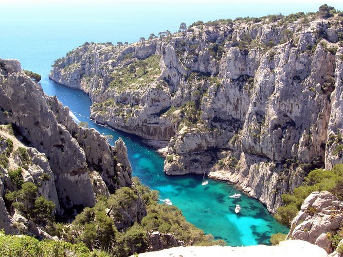Cassis Provence rocky inlet