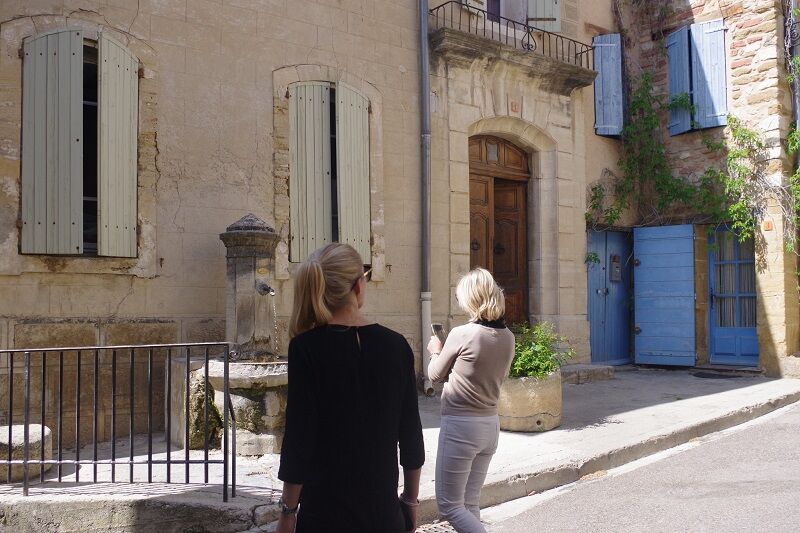 Chateauneuf du Pape 2 women in the streets